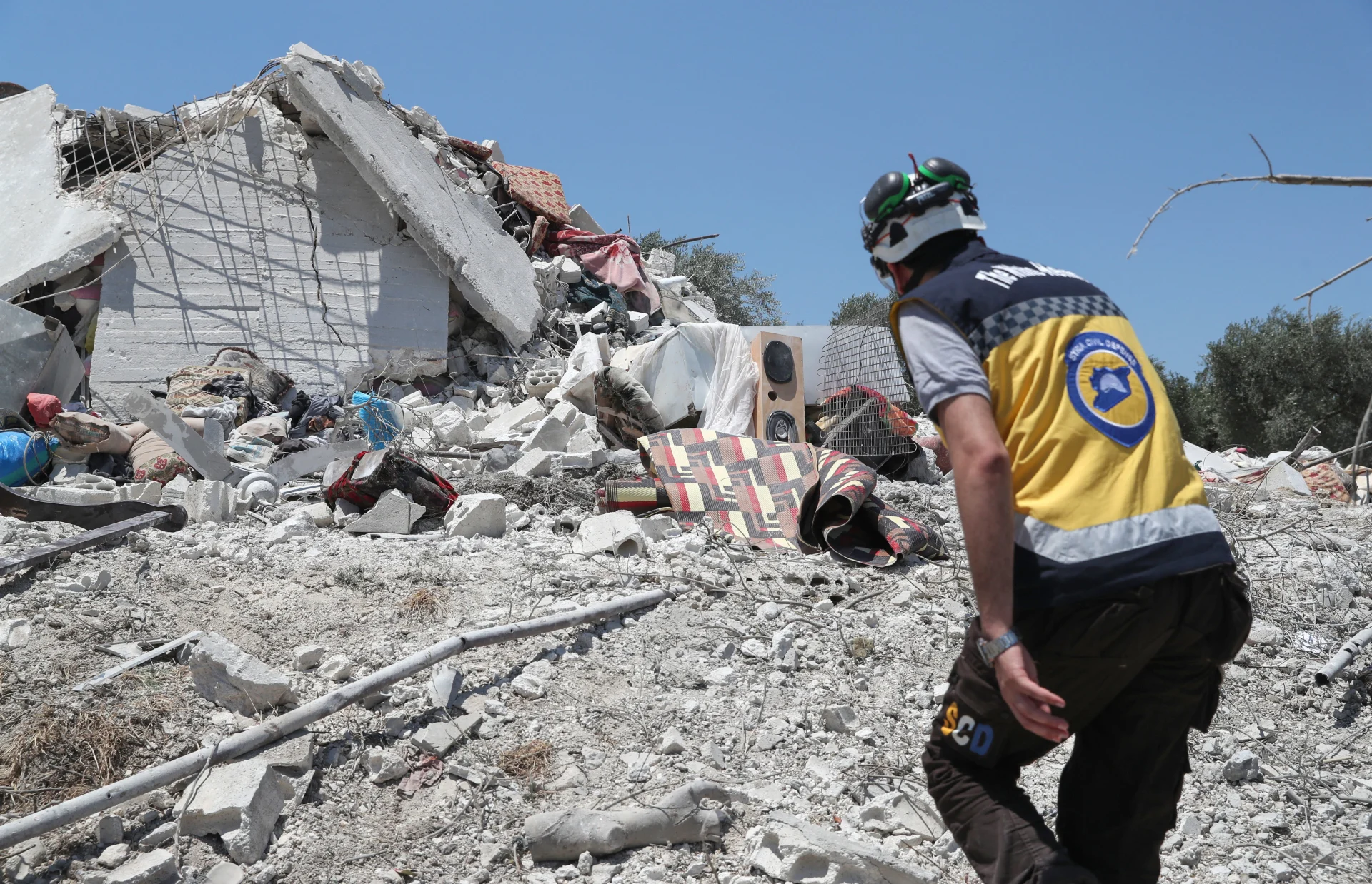أحد أعضاء الخوذ البيضاء في المنطقة المنكوبة بالزلزال