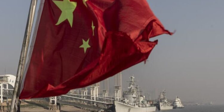علم الصين أعلى قطعة بحرية قابعة على نهر اليانجتسي في ووهان (وكالات)