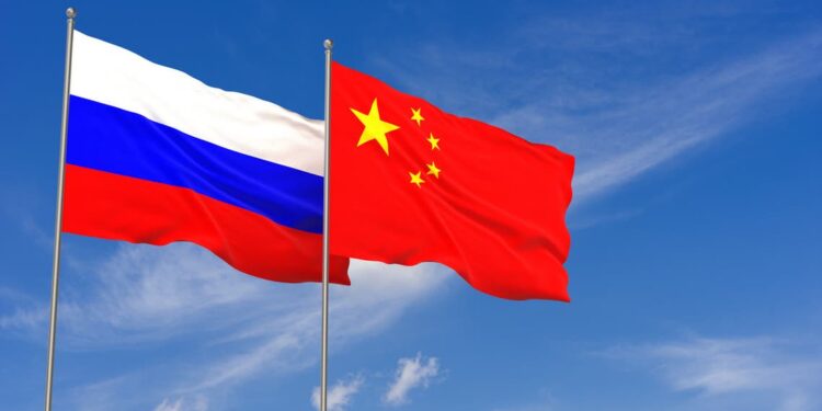 علم الصين (يمين) وعلم روسيا الاتحادية (يسار)
