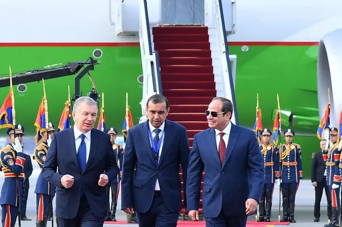 الرئيس عبد الفتاح السيسي وشوكت ميرضيائيف رئيس أوزبكستان (وكالات)