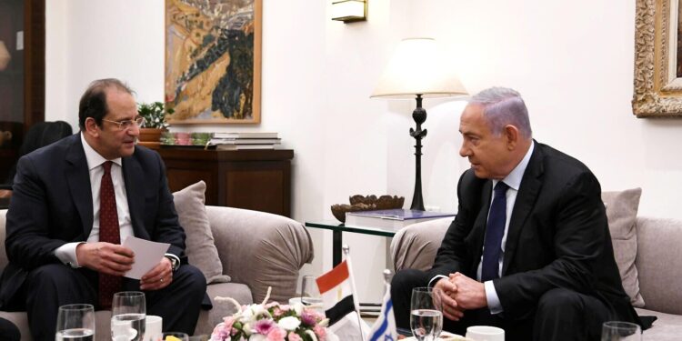 رئيس الوزراء الإسرائيلي بنيامين نتنياهو ورئيس المخابرات المصرية عباس كامل (وكالات)
