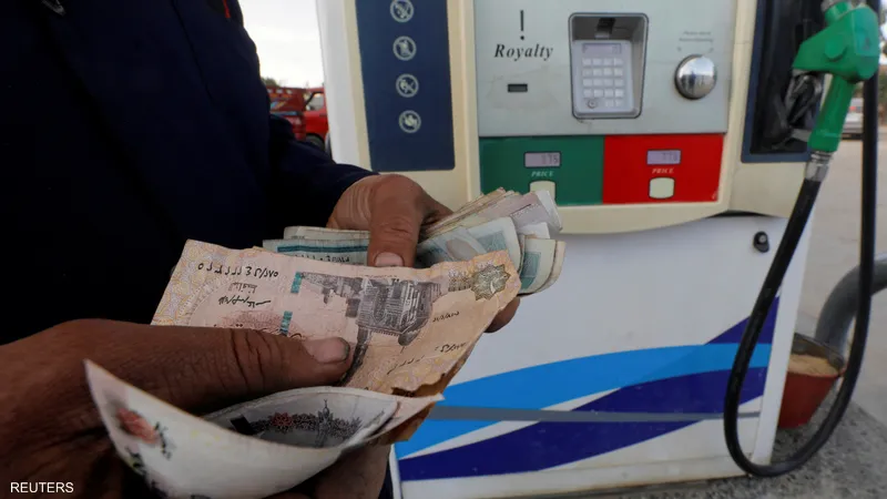 الحكومة ترفع أسعار البنزين وتثبت السولار (رويترز)