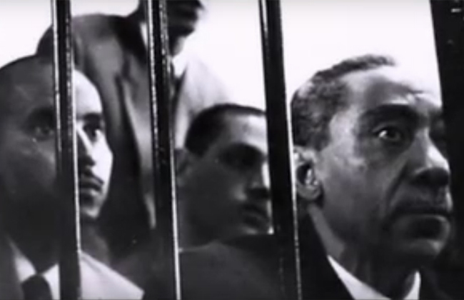 سيد قطب والإخوان أثناء محاكمتهم في 1965 (وكالات)