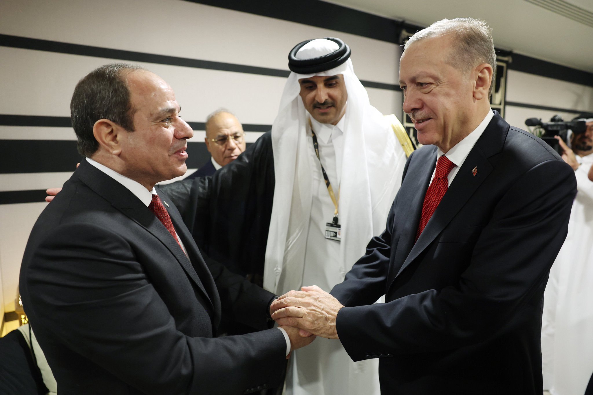 الرئيسان المصري عبد الفتاح السيسي والتركي رجب طيب أردوغان في قطر، نوفمبر 2022 (وكالات)