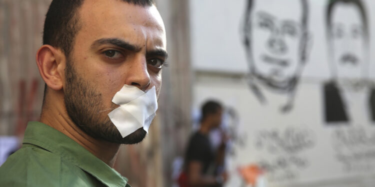مظاهرة ضد حبس الصحفيين، أمام نقابة الصحفيين في القاهرة، 1 يونيو/ حزيران 2014. (رويترز)
