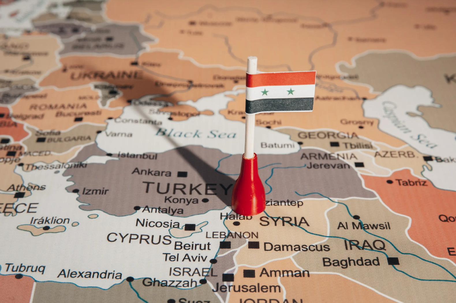 تنبع أهمية سوريا الجيوسياسية في خريطة الشرق الأوسط، من كونها تملك نفوذًا هائلًا في لبنان وتتمتع بعلاقات قوية مع إيران وروسيا