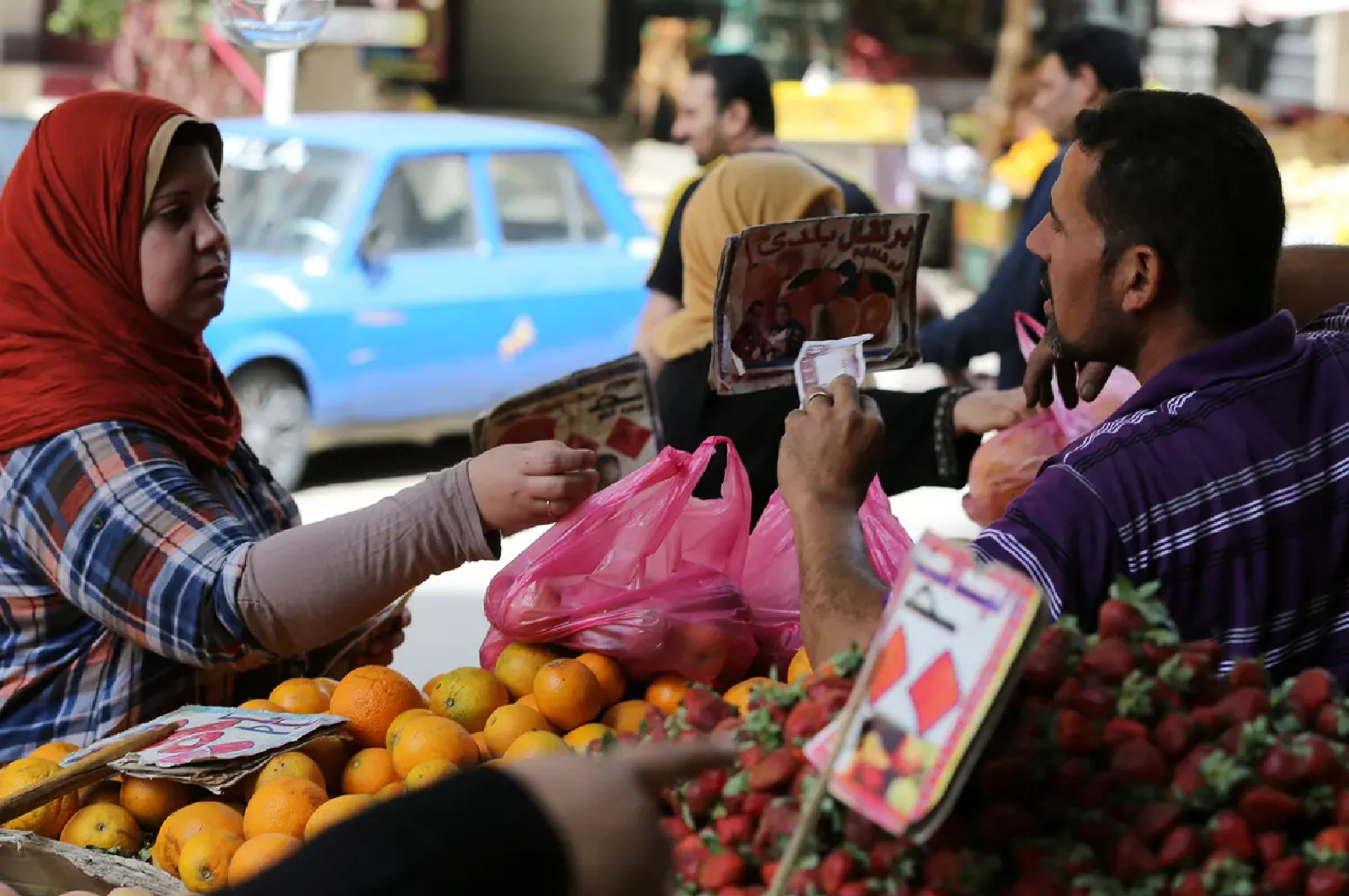 خلال الفترة الماضية، تعددّت الأزمات التي واجهت سوق الأغذية والمشروبات المصري (وكالات)
