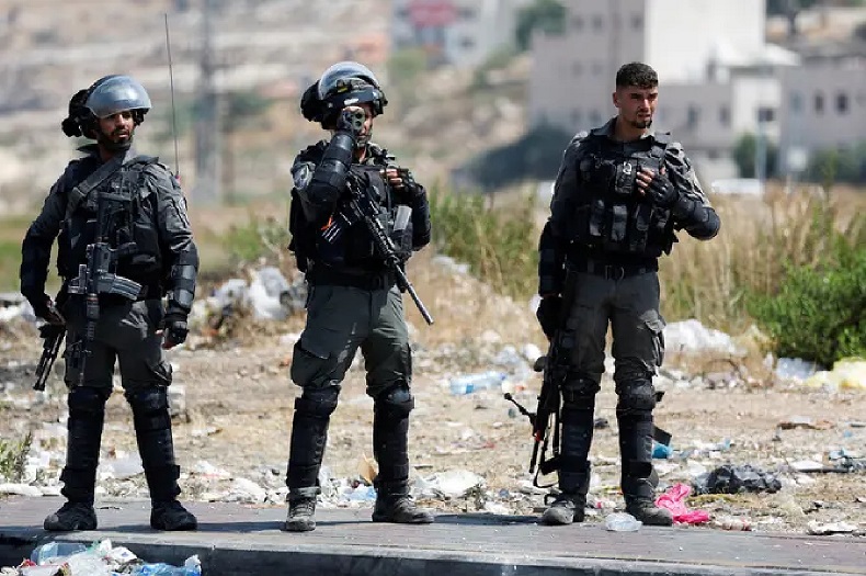عناصر من الجيش الإسرائيلي على الحدود مع غزة (رويترز)