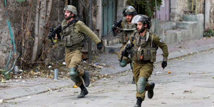 جنود إسرائيليون يفرون من رجال المقاومة الفلسطينية خلال إحدى المواجهات (وكالات)