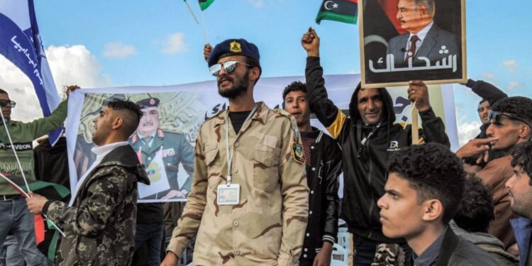 مسيرة لأنصار حفتر في ليبيا بمناسبة الذكرى 71 لاستقلال البلاد عن إيطاليا- بنغازي الشرقية في 24 ديسمبر/ كانون الأول 2022 (وكالات)