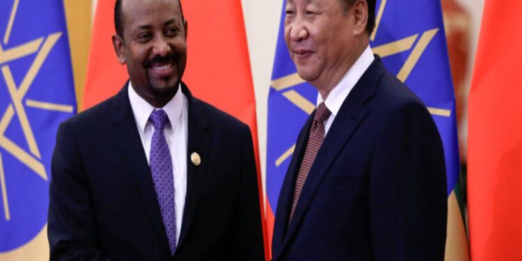 الرئيس الصيني شي جين بينج (يمين) ورئيس الوزراء الإثيوبي آبي أحمد