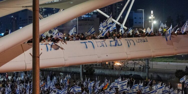 قرار نتنياهو المتهور بإقالة وزير دفاعه دفع مئات الآلاف من الإسرائيليين إلى الشوارع