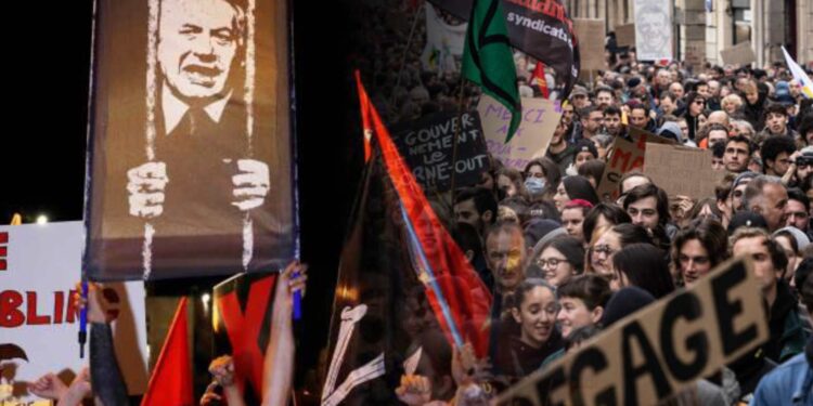 مظاهرات فرنسا كانت ضد قانون التقاعد بينما تظاهر الإسرائيليون ضد الإصلاح القضائي