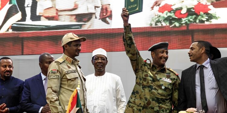 توقيع وثيقة تقاسم السلطة بين ممثلي المعارضة السودانية والمجلس العسكري في الخرطوم، أغسطس/ آب 2019. (وكالات)