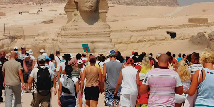 "التأشيرات الاضطرارية"| رهان مصر لجذب السياحة الكثيفة يختبر إيران وإسرائيل (وكالات)