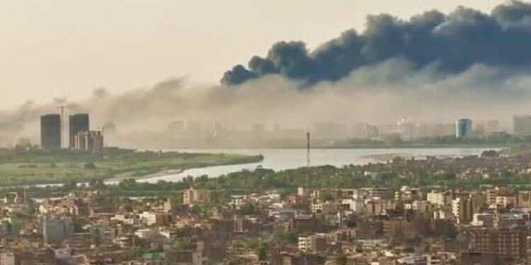 ألسنة دخان نيران الاشتباكات تتصاعد في سماء السودان (وكالات)