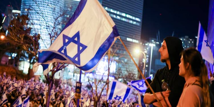 إطلاق لفظ "ربيع عبري" على الحركات الاحتجاجية التي شارك فيها مئات الآلاف في تل أبيب
