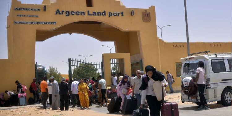 السودانيون يتدفقون عبر معبر أرقين هربًا من الحرب (وكالات)