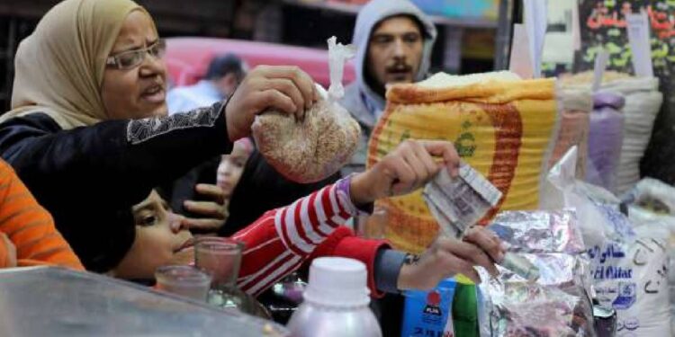 التضخم يواصل الجموح.. المصريون يواجهون ارتفاع الأسعار بـ"الشراء الجماعي" (أرشيفية - وكالات)