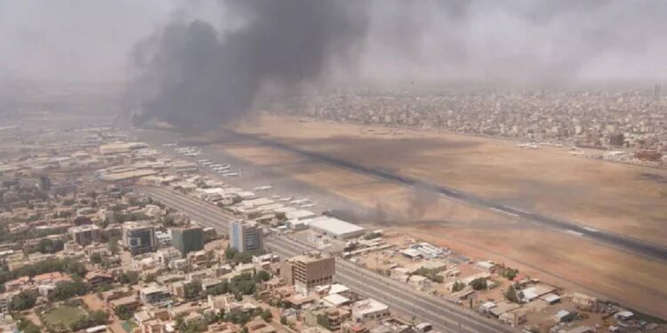 آثار الاشتباكات بمحيط مطار الخرطوم (وكالات)