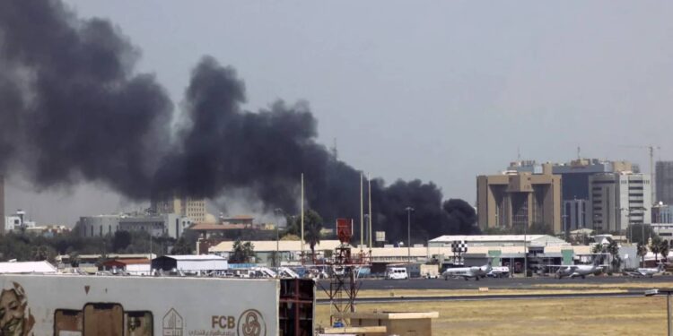 الدخان يتصاعد من مطار الخرطوم إثر القتال للسيطرة عليه – وكالة الأنباء الفرنسية