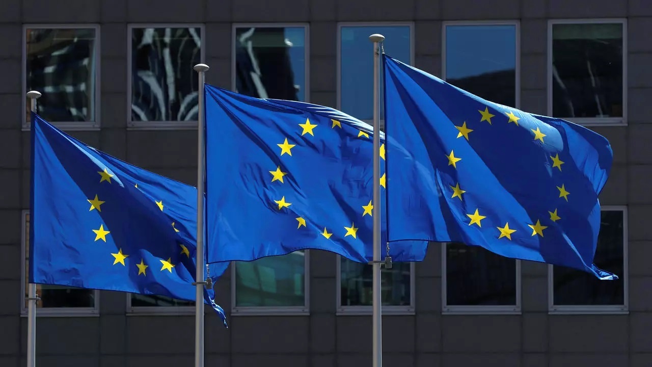 وقد كشفت مصادر أن الالتزام بتجميع الطلب ينطبق على الدول الأعضاء في الاتحاد الأوروبي، لكنه غير ملزم للشركات. (وكالات)