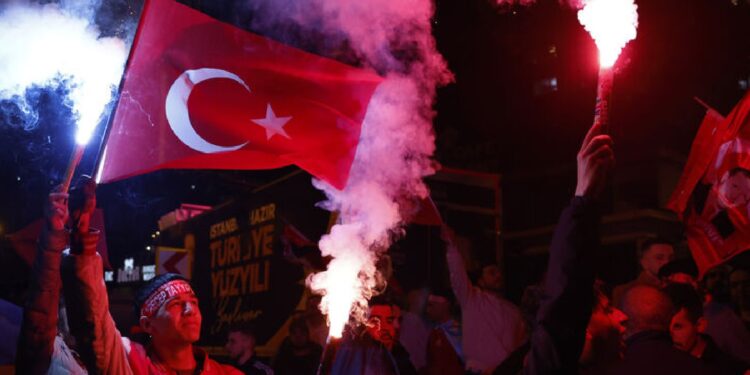 مؤيدو الرئيس التركي رجب طيب أردوغان يحتفلون في مقر حزب العدالة والتنمية في 14 مايو/ أيار 2023 في إسطنبول، تركيا. (جيتي)