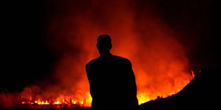 رجل يشاهد قرية تحترق في بلدة يسيطر عليها المتمردون في جورديل بشمال جمهورية إفريقيا الوسطى- 12 ديسمبر/ كانون الأول 2007- وكالات