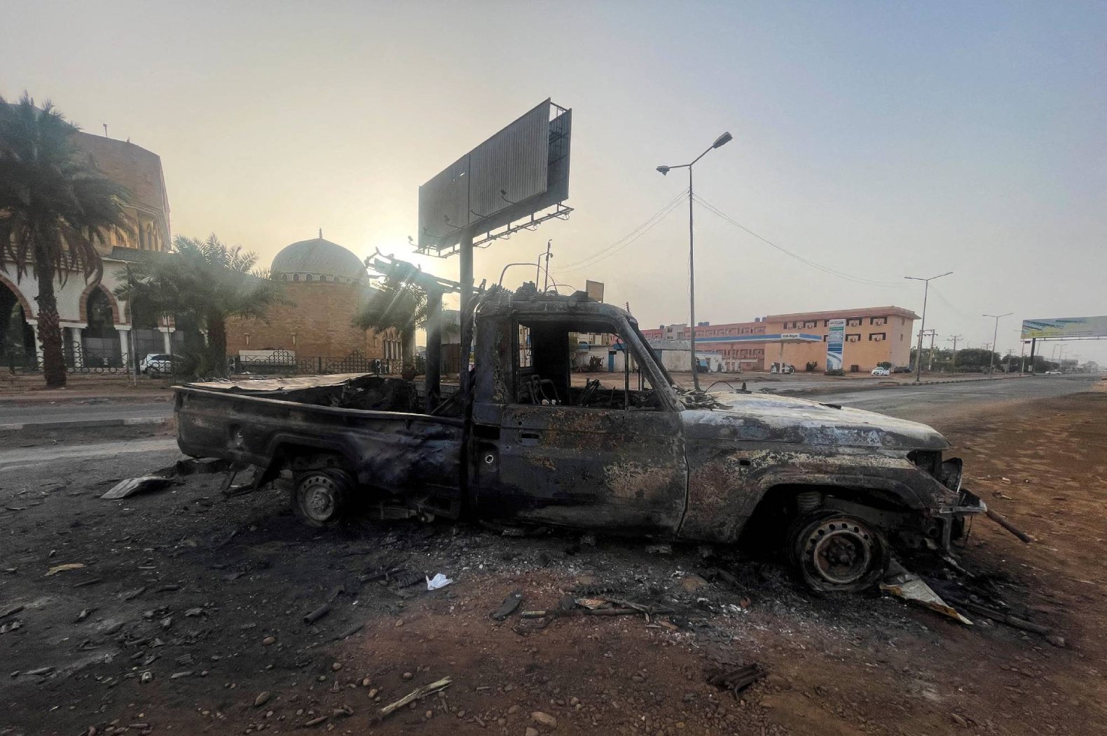 سيارة محترقة بالعاصمة السودانية الخرطوم (وكالات)