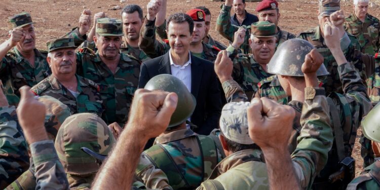الرئيس السوري بشار الأسد بين أفراد قواته (أرشيفية - وكالات)