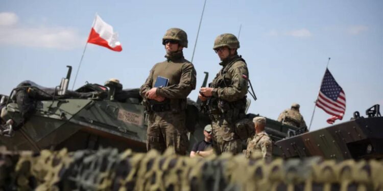 جنود بولنديون وأمريكيون بالقرب من أورزيش- بولندا- في مايو/ أيار 2022