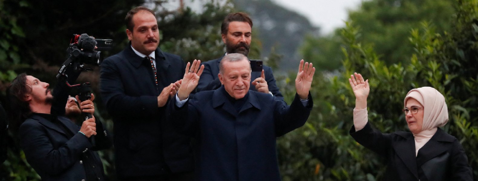 أردوغان يحتفل بفوزه مع أنصاره (وكالات)