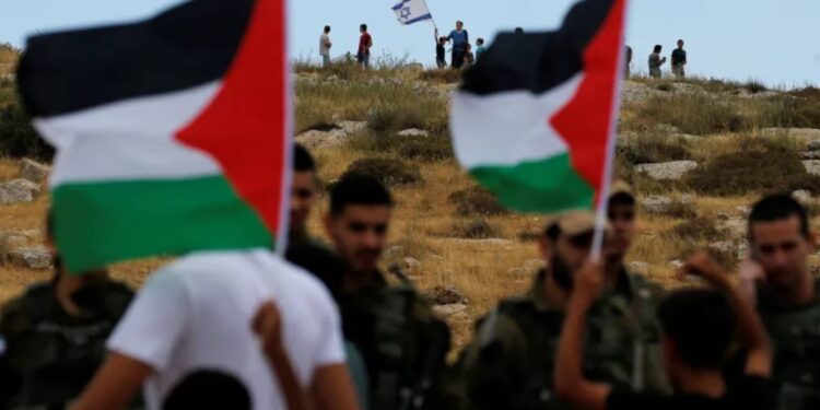 فلسطينيون يواجهون جنودا إسرائيليين في الضفة الغربية- يونيو/ حزيران 2020- وكالات