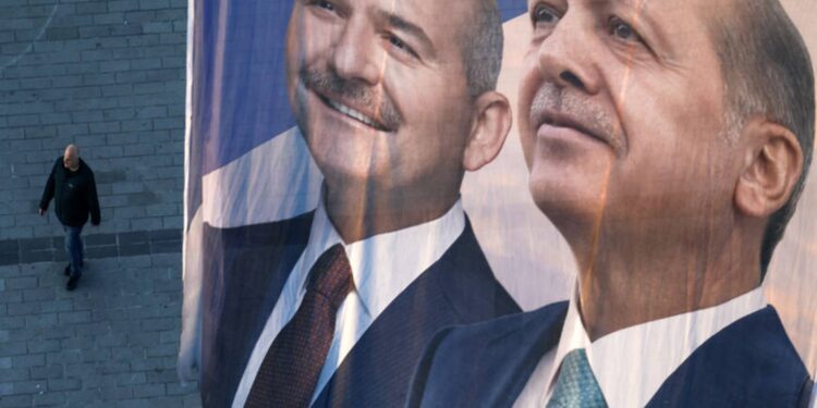 أعلام ترفرف فوق ميدان تقسيم تظهر الرئيس التركي رجب طيب أردوغان في 13 مايو/ أيار 2023 في اسطنبول