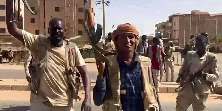 مقاتلو قوات الدعم السريع السودانية شبه العسكرية يتحركون في منطقة شرق النيل بالخرطوم الكبرى في 23 إبريل/ نيسان 2023 (AFP)