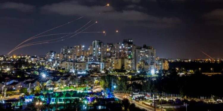 نظام القبة الحديدية يطلق صواريخ اعتراضية لصواريخ تطلق من قطاع غزة على إسرائيل- عسقلان 13 مايو/ أيار 2023 (الإعلام الإسرائيلي)