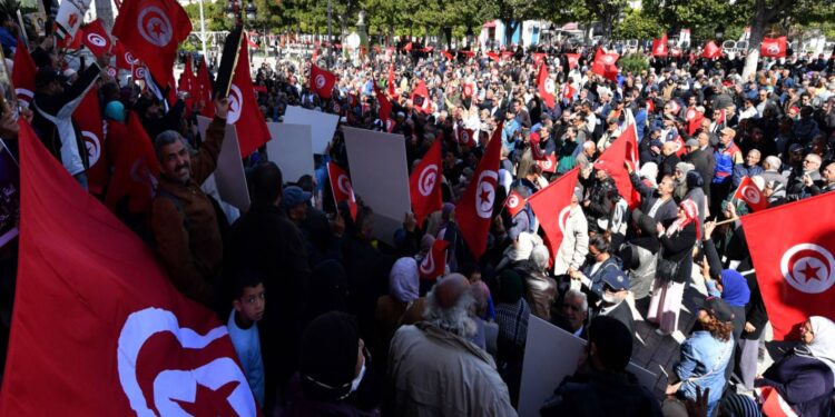 تواجه الولايات المتحدة خيارًا بشأن تونس: إما تقليص وإما مضاعفة استثماراتها في التحول الديمقراطي المتعثر في البلاد