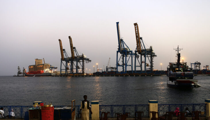 رجل يقف أمام الميناء الحديث في ميناء بورتسودان بولاية البحر الأحمر، في 24 فبراير/ شباط 2014. (رويترز)