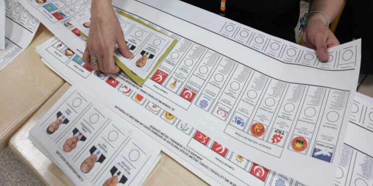 عمال الانتخابات يعدون أوراق الاقتراع في مركز اقتراع في أنقرة في 14 مايو/ أيار 2023، للانتخابات البرلمانية والرئاسية في تركيا- AFP