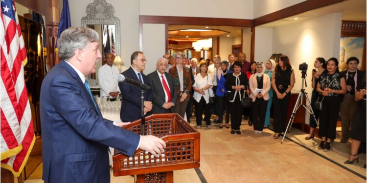 القائم بأعمال السفير الأمريكي في مصر السفير جون ديروشر خلال حفل الاستقبال