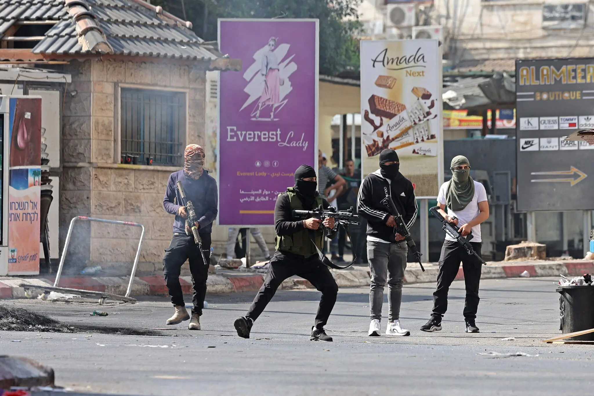(مقاومون فلسطينيون في أحد شوارع جنين - الصورة: فرانس برس)