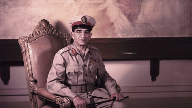 اللواء محمد نجيب قائد الضباط الأحرار