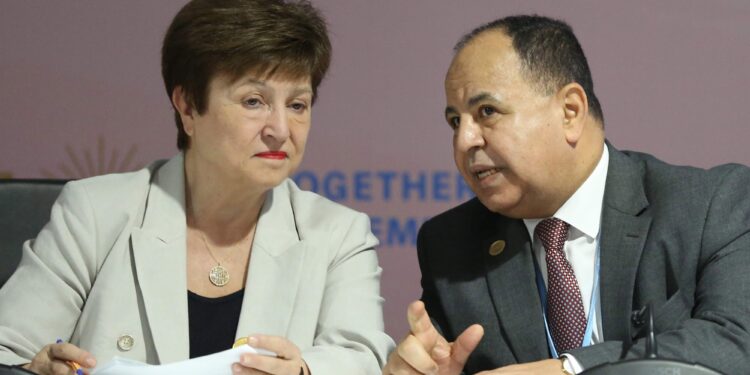 محمد معيط وزير المالية يتحدث إلى كريستالينا جورجييفا مديرة صندوق النقد الدولي أثناء جلسة مناقشة في مؤتمر المناخ COP27 في شرم الشيخ 9 نوفمبر 2022