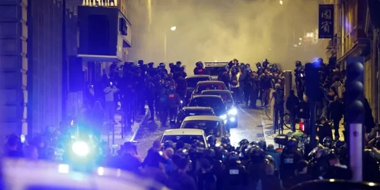 احتجاجات الضواحي الفرنسية بعد مقتل الشاب نائل