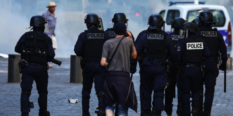 رجال الشرطة خلال مظاهرة في مرسيليا، في 1 تموز/يوليو 2023، إثر وفاة الفتى نائل برصاص شرطي بإحدى ضواحي باريس