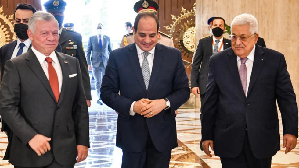 الرئيس المصري عبد الفتاح السيسي، يتوسط نظيره الفلسطيني، والعاهل الأردني الملك عبد الله الثاني في القاهرة