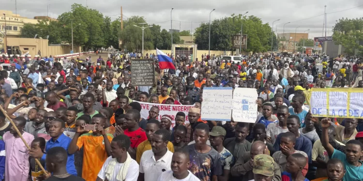 حشود من المتظاهرين في نيامي عاصمة النيجر دعما للانقلاب