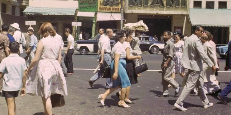 مارة بأحد شوارع وسط القاهرة في الستينيات