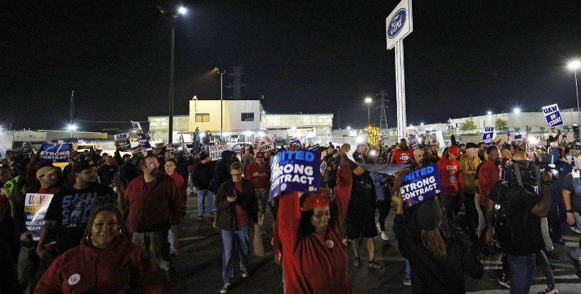 بدء إضراب تاريخي لعمال السيارات في أميركا