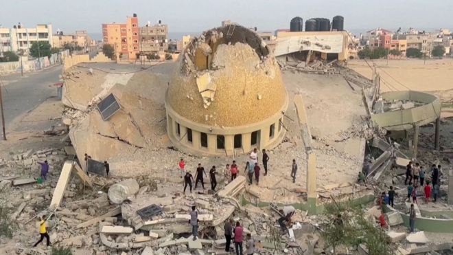 قصف مسجدين في قطاع غزة وآخر في الضفة